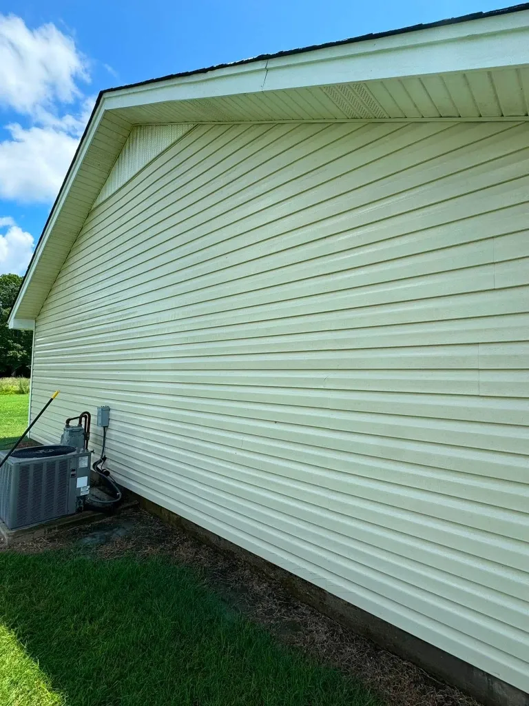 After house siding pressure washing in Green Bay – clean, bright vinyl siding